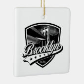 Ornement En Céramique Elegant Brooklyn Shield et Swoosh Design (Droite)