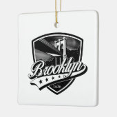 Ornement En Céramique Elegant Brooklyn Shield et Swoosh Design (Gauche)