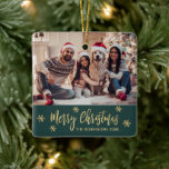 Ornement En Céramique Élégant flocon de neige Green and Gold Photo Noël<br><div class="desc">Script moderne élégant Flocon de neige vert et or Photo Joyeux Script de Noël Ornement en céramique de vacances. En vedette un) texte modèle photo "Joyeux Noël". Le texte de salutation "Joyeux Noël" est écrit dans un magnifique script de police texturé à la main et autour de flocons d'or sur...</div>