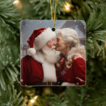 Ornement En Céramique Embrasser M. et Mme Père Noël<br><div class="desc">Photo mignonne du Père Noël et de sa femme s'embrassant dans la neige</div>