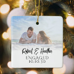 Ornement En Céramique Fiançailles photo couple personnalisé Noël<br><div class="desc">Célébrez votre fiançailles ou votre premier Noël en couple marié avec notre Ornement en céramique de Noël personnalisé Fiançailles de couple. Cet ornement de charme présente un design personnalisable qui met en valeur une photo chère de vous et de votre partenaire, en faisant un parfait souvenir de votre occasion spéciale....</div>