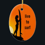 Ornement En Céramique Filles qui Surf l'ornement ovale personnalisé<br><div class="desc">Les filles de surfer ovale ornement d'arbre de Noël avec texte personnalisé et nom modèle. Une silhouette d'une fille tenant une planche de surf au coucher du soleil avec un texte, "vivre au surf" qui peut être customisé. Le dos est noir avec du texte orange pour ajouter un nom ou...</div>