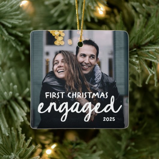 Ornement En Céramique First Christmas Engaged | Hand-Drawn Lettering (Arbre)