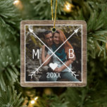 Ornement En Céramique Flèches de coeur de l'amour rustique sur mesure 20<br><div class="desc">Unique, classique, tendance, rustique et décoratif ornement d'arbre de Noël, avec Happy Holidays et une citation de texte Joyful Nouvel an, et de l'espace pour customiser ou personnaliser avec une photo et les noms (ou nom de famille) de votre choix sur un rustique chalet de campagne style patiné ferme grange...</div>