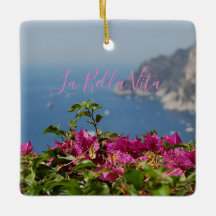 Fleur rose avec vue sur l'océan sur Capri, Italie