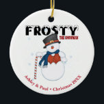 Ornement En Céramique Frosty Snowman Noël personnalisé<br><div class="desc">Doté de l'emblématique bonhomme de neige bien-aimé, cet ornement apporte à la vie le caractère de vacances classique avec des couleurs joyeuses et un design ludique. Personnalisez-le avec un nom ou un message spécial, ce qui en fait un souvenir unique pour votre arbre ou un cadeau chaleureux pour quelqu'un de...</div>