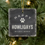 Ornement En Céramique Funny Happy Howlidays Dog Photo and Name Custom<br><div class="desc">Funny, festive double sided tree ornament featuring your dog's photo on the back. On the front, a vintage "Happy Howlidays" typography illustration is set against a black chalkboard background surround by a snowy border. Add your pet's name and year to customize. Une fois de plus, c'est un tour de passe-passe....</div>