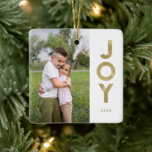 Ornement En Céramique Gold Foil Look JOIR Photo de Noël<br><div class="desc">Ajoutez une touche d'élégance à votre sapin de Noël avec ce ornement photo simple et moderne,  avec la fausse feuille d'or lisant "JOY". La photo et le design sont à la fois sur l'avant et l'arrière de l'ornement. *Oeuvre créée exclusivement par Orabella Prints.</div>