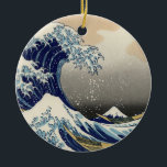 Ornement En Céramique Grande vague de Kanagawa Oriental Fine Art<br><div class="desc">L'aquarelle vintage de ce que certains disent être une vague marémotrice sur le point de frapper le rivage du Japon alors que les pêcheurs essaient de s'échapper dans leurs bateaux. Le mont Fuji est en arrière - plan.</div>