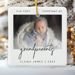 Ornement En Céramique Grandparents photo minimaliste 1er Noël gris<br><div class="desc">Aidez-les à célébrer l'arrivée de leur premier petit-enfant avec cet ornement de photo minimaliste moderne. Le texte en gris fusain dit "Notre premier Noël en tant que grands-parents", avec le mot "grands-parents" dans le script d'écriture branché. Remplacez facilement l'exemple d'image par votre photo préférée du nouveau bébé, et ajoutez son...</div>