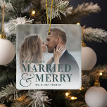 Ornement En Céramique Gras marié & Joyeux Mariage photo Newlysée<br><div class="desc">Affichez une photo de mariage préférée avec ce design de Noël audacieux et moderne,  avec "marié & joyeux" recouvert de lettrage vert de forêt,  accompagné d'une énorme esperluette. Personnalisez avec votre date et vos noms mariages. Le design se répète à l'envers.</div>