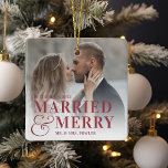 Ornement En Céramique Gras marié & Joyeux Mariage photo Newlysée<br><div class="desc">Affichez une photo de mariage préférée avec ce design de Noël audacieux et moderne,  avec "marié & joyeux" recouvert de lettres rouges,  accompagné d'une énorme esperluette. Personnalisez avec votre date et vos noms mariages. Le design se répète à l'envers.</div>