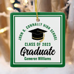 Ornement En Céramique Green White Graduate 2025 Noël personnalisé<br><div class="desc">Cette décoration moderne, verte et blanche, de Noël pour diplômés, présente une typographie élégante de votre nom d'université ou de collège pour la classe de 2025. Customisez avec votre année de graduation à côté de l'écriture manuscrite chic et le casquette noir pour un grand cadeau personnalisé de remise de diplômes...</div>