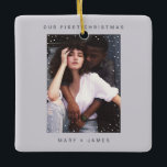 Ornement En Céramique Gris clair Simple moderne Joyeux et Marié Photo<br><div class="desc">Nouvel An gris clair Ornement en céramique moderne Joyeux et Marié avec un cadre de chute de neige minimaliste sur votre photo personnalisée, sans serif police moderne et un arrière - plan motif de flocons de neige sur le dos avec l'année de Noël personnalisée. L'ornement en céramique photo est entièrement...</div>