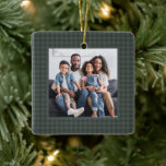 Ornement En Céramique Houndstooth classique vert une photo Noël<br><div class="desc">Un motif classique vert foncé encadre une seule photo carré dans ce décor de Noël simple et personnalisé. Un excellent moyen de commémorer une photo de famille ou un événement favori pour l'année, cet ornement fait un cadeau parfait pour les parents, grands-parents et plus encore. L'arrière dispose d'un motif de...</div>