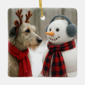 Ornement En Céramique Irish Wolfhound Gazing at a Cute Snowman (Devant)
