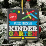Ornement En Céramique Jardin d'enfants Enseignant Keepsaké tableau de bo<br><div class="desc">La conception de l'ornement des enseignants de jardin d'enfants comprend une pomme, une règle, des crayons et une typographie audacieuse et colorée ! Cliquez sur le bouton personnaliser pour plus d'options pour modifier le texte ! Des variantes de ce design, des couleurs supplémentaires, ainsi que des produits de coordination sont...</div>