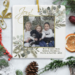 Ornement En Céramique Joie ! Elégant Eucalyptus & Pine Photo de vacances<br><div class="desc">Ce magnifique ornement de Noël est une façon merveilleuse d'envoyer des voeux de vacances. Il présente votre photo entourée de sprigs peints à la main de feuilles d'eucalyptus et de branches de pins dans les tons vert sauge et or. La légende dit : Joie ! Il y a de l'espace...</div>