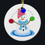 Ornement En Céramique Jongler Snowman<br><div class="desc">Un bonhomme de neige cool qui jongle avec des boules colorées de rouge,  bleu et vert. Tout enveloppé dans son casquette et son foulard.</div>