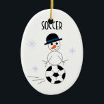 Ornement En Céramique Joueur de soccer Snowman<br><div class="desc">Un joli modèle de joueur de football snowman avec un bonhomme de neige avec une balle de football pour une partie de son corps. Un chapeau haut et un nez de carotte l'accentue.</div>