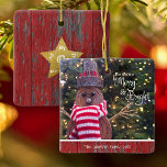 Ornement En Céramique Joyeux et brillant Cute Russe Snowman Tree Keepsak<br><div class="desc">"Que vos journées soient joyeuses et brillantes." Une photo de gros plan d'un joyeux et mignon bonhomme de neige en rondins rustiques, enveloppé d'un foulard rayé rouge et blanc contre des arbres éclairés vous aide à inaugurer Noël et Nouvel An. Sur le dos, une fausse étoile de parties scintillant dorée...</div>