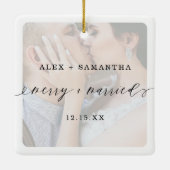 Ornement En Céramique Joyeux et marié Élégant Script Mariage Photos (Dos)