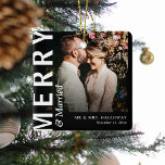 Ornement En Céramique Joyeux et marié moderne Noël<br><div class="desc">Joyeux et marié photo ornement de Noël. Design dispose d'une mise en page typographique moderne,  les noms des jeunes mariés et la date du mariage.</div>