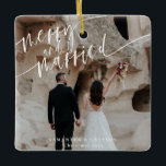 Ornement En Céramique Joyeux Et Marié Nouveau Marié<br><div class="desc">Il s'agit d'un élégant ornement "marié et joyeux" avec un design moderne. Les seuls éléments qui ne sont pas modifiables sont les couleurs de l'aquarelle design et les mots "Joyeux et marié" // Pour plus d'options de cartes de vacances, s'il vous plaît chercher "CARTES DE FIN DE ANNÉE" dans le...</div>