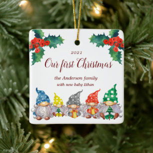 Ornement En Céramique Joyeux gnomes colorés première photo de Noël