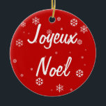 Ornement En Céramique Joyeux Noel<br><div class="desc">Un ornement avec un arrière - plan rouge,  des flocons blancs et Joyeux Noel.</div>