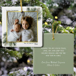 Ornement En Céramique Joyeux Noël Aquarelle Pine Gold cadre photo<br><div class="desc">Ce magnifique ornement présente un design simple mais élégant avec votre photo entourée d'un cadre doré faux feuille et de branches de pin aquarelle peintes à la main. La légende dit : Joyeux Noël ! En dessous de la photo est l'espace pour votre nom et l'année. Le dos a de...</div>