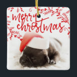 Ornement En Céramique Joyeux Noël Branches rouges Custom Pet Photo<br><div class="desc">adorable ornement de Noël carré avec une adorable photo d'un chiot bulldog portant un chapeau santa. Gardez la photo ou échangez avec l'un de vos animaux !</div>