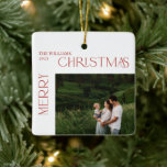 Ornement En Céramique Joyeux Noël Rouge Berry Botanique 2 Photo<br><div class="desc">Faites de la saison des Fêtes un événement spécial avec cet ornement moderne Joyeux Noël Rouge Berry Botanique 2 Photo en céramique ! Cet ornement unique présente une typographie ligature moderne qui dit "Joyeux Noël". Ajoutez une touche personnelle en la customisant avec votre nom de famille et votre photo de...</div>