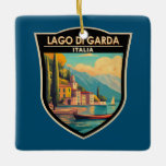 Ornement En Céramique Lago di Garda Italia Travel Art Vintage<br><div class="desc">Design vectoriel du lac de Garde. Le lac de Garde,  dans le nord de l'Italie,  est connu pour ses eaux cristallines. A l'extrémité sud,  la ville de Sirmione est dominée par la Rocca Scaligera,  une forteresse avec vue sur le port.</div>