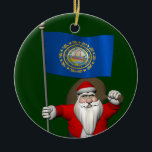 Ornement En Céramique Le Père Noël Avec L'Ensigne Du New Hampshire<br><div class="desc">La couleur de l'arrière - plan peut être changée : CUSTOMISEZ-lui Noël du père en visitant Granite State merry xmas et une joyeuse nouvelle année!</div>