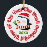 Ornement En Céramique Le plus merveilleux temps Penguin Snowman<br><div class="desc">Ce joli ornement de Noël a l'image d'un petit pingouin gras habillé d'un chapeau de Père Noël et d'un foulard rayé. Il tient un cadeau enrobé, et est encadré par le texte du cercle Le Temps le plus merveilleux de l'année. Le pingouin et le texte rouge sont placés sur un...</div>