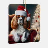 Ornement En Céramique Le roi Noël Charles sur une chaise en velours roug (Droite)