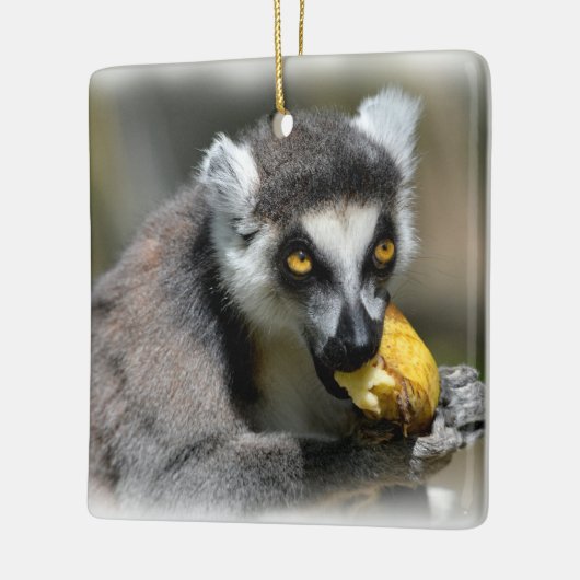 Ornement En Céramique Lémurien à queue cerclée mangeant une banane (Gauche)