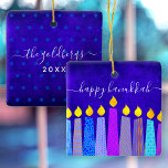 Ornement En Céramique Les bougies de la ménorah de Hanoukka sur mesure<br><div class="desc">"Happy Hanoukka." Une illustration ludique, moderne et artistique des bougies motifs de saumon vous aide à inaugurer le style de la fête de Hanoukka. Des bougies bleues assorties de motifs en faux feuillage colorés superposent un arrière - plan riche et profond à texture bleue. Sur le dos, personnalisez avec votre...</div>