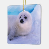 Ornement En Céramique Little Harp Seal Pup Covered in Snowflakes (Gauche)