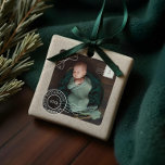 Ornement En Céramique Livraison Mignonne Parcelle Bébé Faire-part de nai<br><div class="desc">Un joli ornement unique de gardien de faire-part de naissance pour décorer votre arbre de Noël. Il fait aussi un cadeau unique pour la famille à chérir. Célébrez l'arrivée de votre nouveau petit membre de la famille avec notre simple colis de Noël photo faire-part de naissance ornement de Noël. Le...</div>