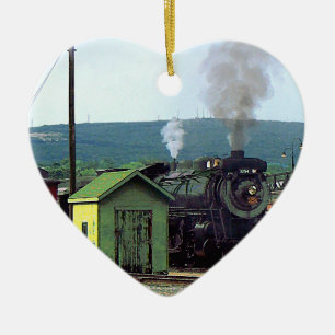 Ornement En Céramique Locomotive à vapeur arrivant dans la gare de triag