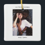 Ornement En Céramique Machine à écrire minimaliste | Joyeuse photo et ma<br><div class="desc">Créez votre propre ornement de Noël Zazzle ! Faites vos propres cadeaux personnalisés pour votre famille et vos amis. Vous pouvez transférer le design modèle sur des Cartes de fin de année Zazzle, des cartes-cadeaux ou des cartes de Noël. Machine à écrire minimaliste | Joyeux et marié photo ornement en...</div>