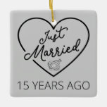 Ornement En Céramique Marié Il Y A 15 Ans III<br><div class="desc">Un design sympa, parfait pour tous ceux qui ont été mariés pendant 15 ans et à une cérémonie de renouvellement du voeu mariage. Il fait une belle tenue assortie pour les couples ! 'Just Married 15 Years ago' (Marié il y a 15 ans) cite un couple qui s'est marié il...</div>