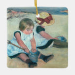 Ornement En Céramique Mary Cassatt - Enfants jouant sur la plage<br><div class="desc">Enfants jouant sur la plage / Enfants jouant sur la plage - Mary Stevenson Cassatt en 1884</div>