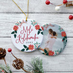 Ornement En Céramique Mele Kalikimaka | Photo de Noël hawaïenne<br><div class="desc">L'ornement festif des fêtes présente le salut de Noël hawaïen "Mele Kalikimaka" en typographie en lettres rouges,  entouré de poinsettias rouges,  de feuilles saints et de verdure de Noël. Customisez avec l'année,  et ajoutez une photo préférée ou un instantané de vacances à l'envers,  orné de fleurs de vacances assorties.</div>