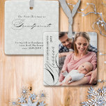 Ornement En Céramique Merrier en grand-parents Photo verticale Flocon de<br><div class="desc">Merrier comme grand-parents ornement photo avec photo verticale, calligraphie élégante et délicats flocons de neige blancs sur une bordure gris argenté. Le modèle photo est prêt pour vous à ajouter votre photo, l'année et votre texte personnalisé au verso. À l'exception du texte manuscrit utilisé pour Merrier et Grand-parents, tous les...</div>