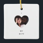 Ornement En Céramique Minimaliste J'aime ma femme photo<br><div class="desc">Coeur minimaliste noir et blanc de Noël J'aime ma femme Photo Céramique Ornement avec des espaces blancs larges et propres, texte personnalisé avec les noms, célébrations de conservation (mariage, fiançailles, noël, nouvel an ou tout événement spécial) et un arrière - plan moderne pointillé de flocons de neige sur le dos...</div>