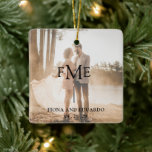 Ornement En Céramique Monogramme Gras minimal photo moderne<br><div class="desc">Décor de Noël contemporain et moderne avec un design simple et minimal avec votre trois monogramme initial et vos noms en caractères gras sur votre photo mariage préférée. Tous les éléments de conception sont noirs et peuvent être modifiés dans l'outil d'édition de conception. Ce ornement fait un grand cadeau pour...</div>