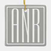 Ornement En Céramique Monogramme initial | Blanc sur gris clair (Devant)